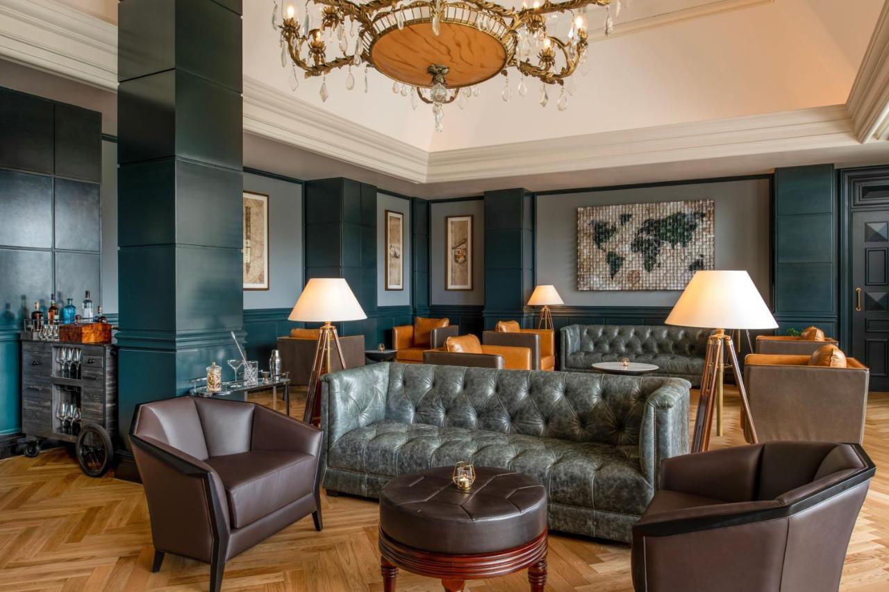 多哈丽思卡尔顿酒店 外观 照片 The Club Lounge at the airport