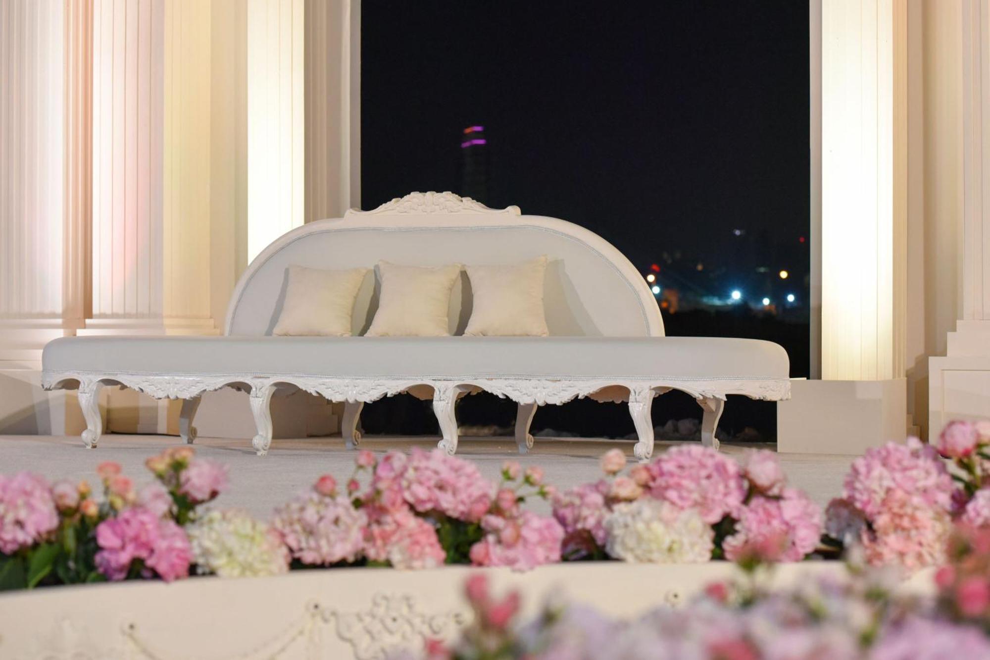 多哈丽思卡尔顿酒店 外观 照片 A traditional Malay wedding couch