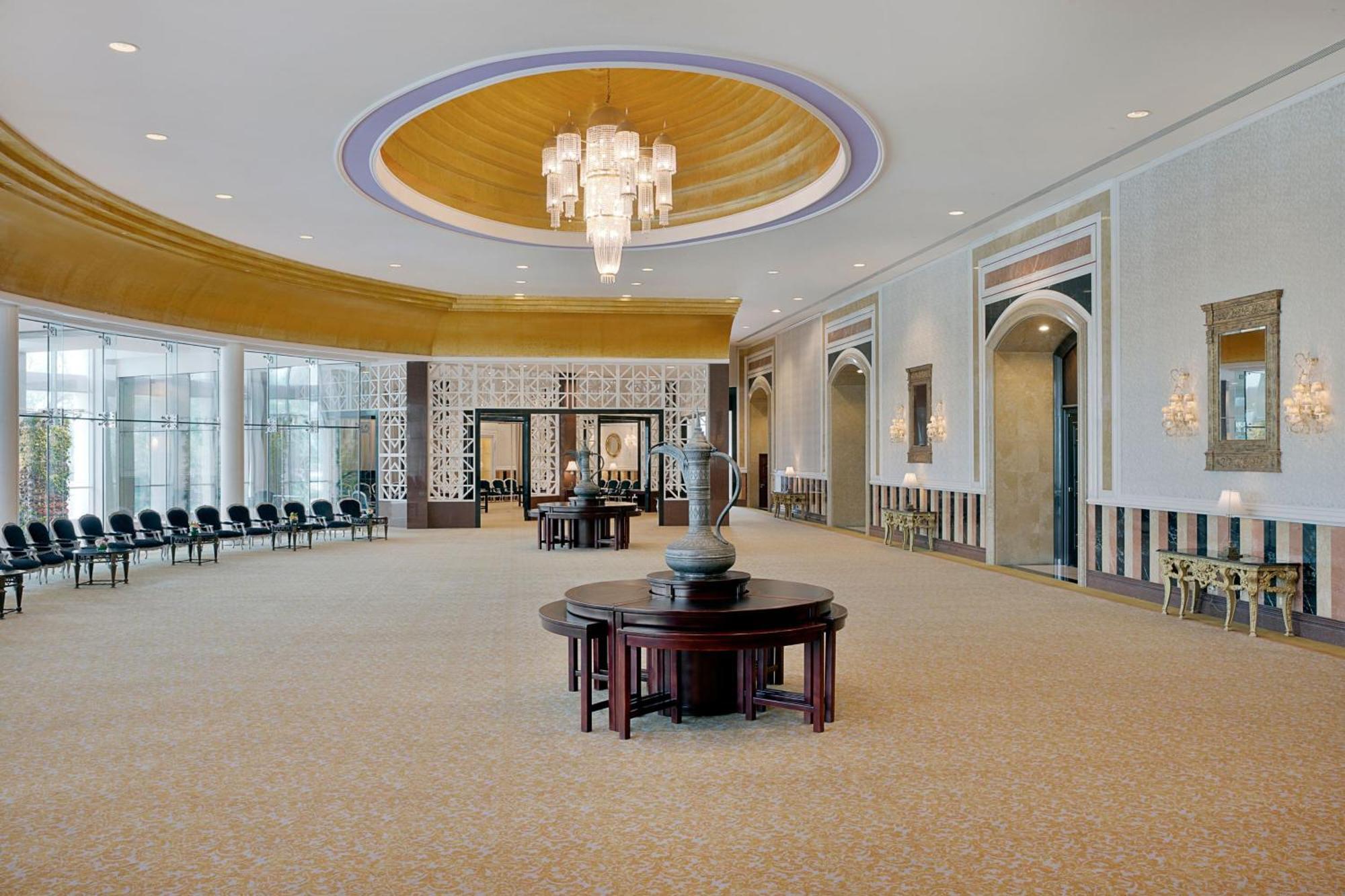 多哈丽思卡尔顿酒店 外观 照片 The interior of the hotel