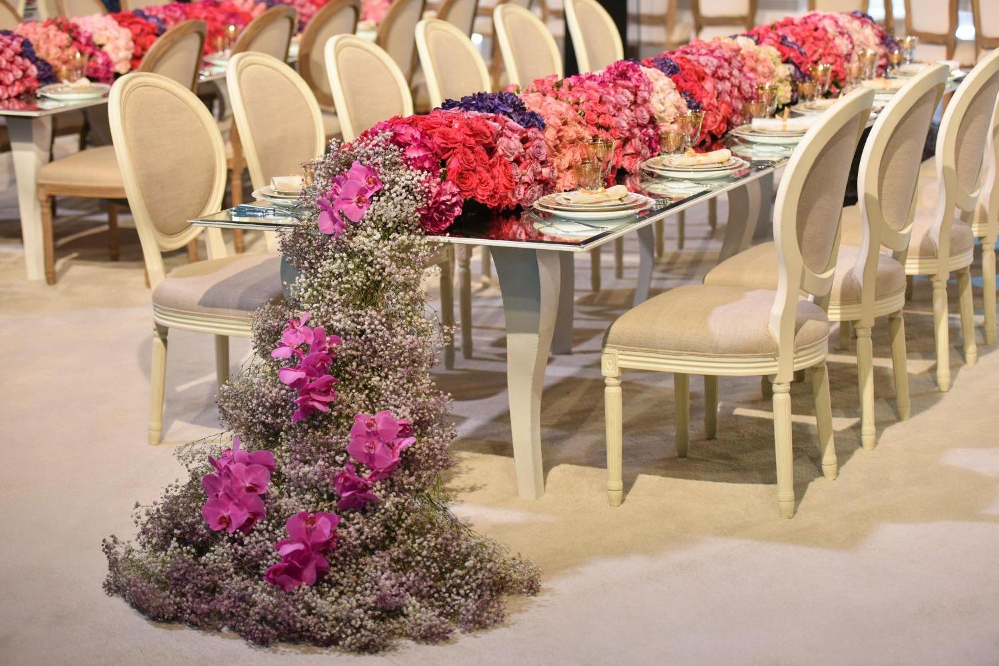 多哈丽思卡尔顿酒店 外观 照片 A table decorated with flowers