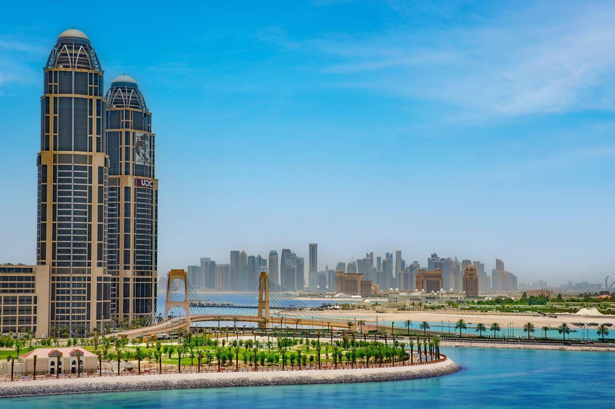 多哈丽思卡尔顿酒店 外观 照片 View of the Pearl from the Qatari side
