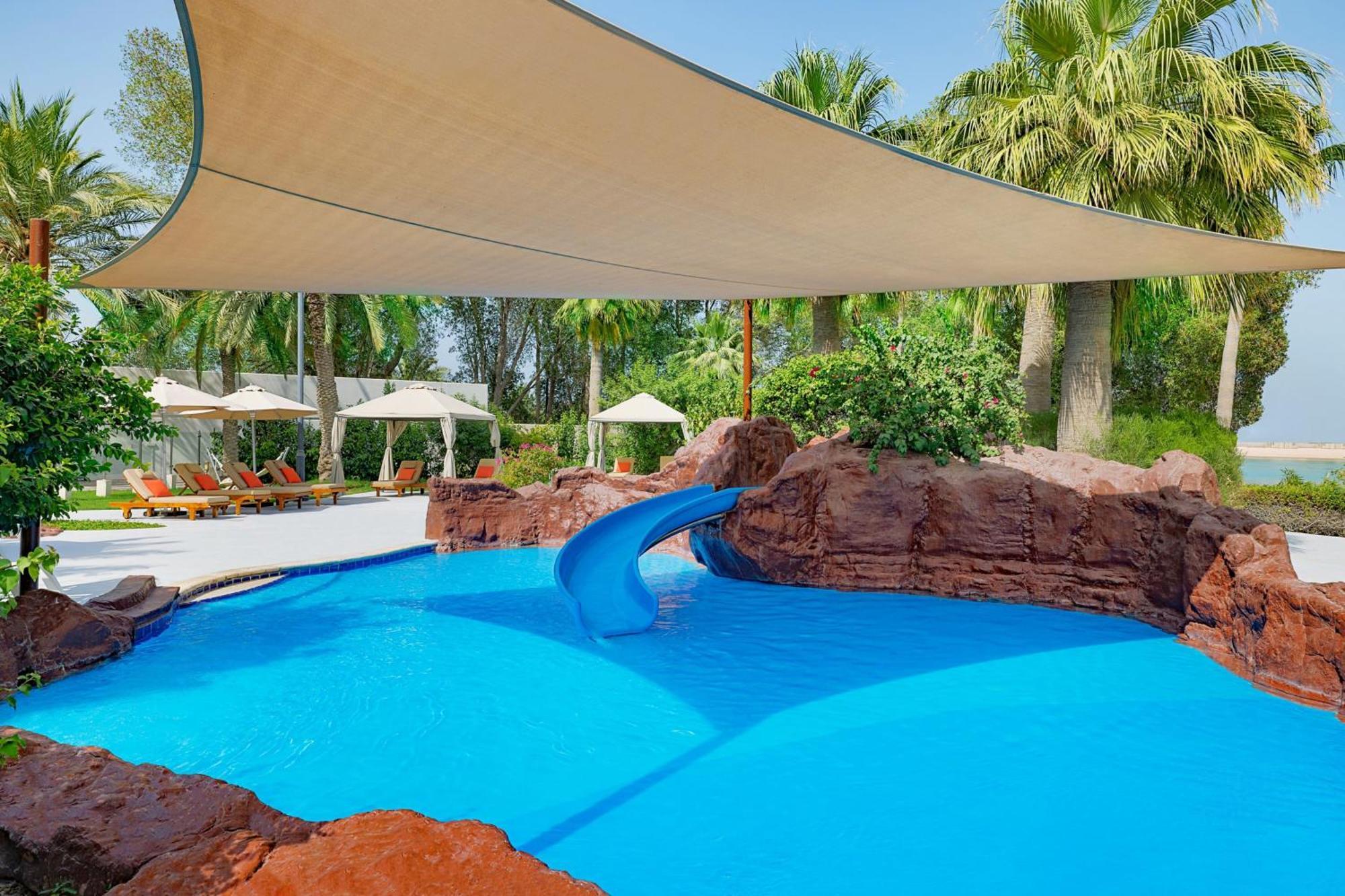 多哈丽思卡尔顿酒店 外观 照片 Shade sail over a pool