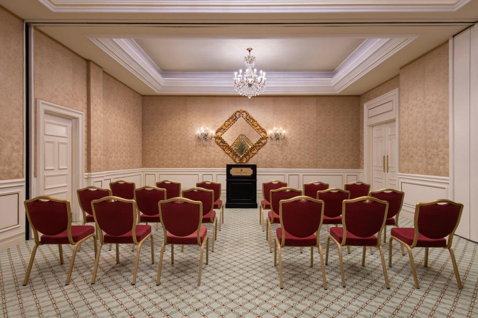 多哈丽思卡尔顿酒店 外观 照片 The meeting room