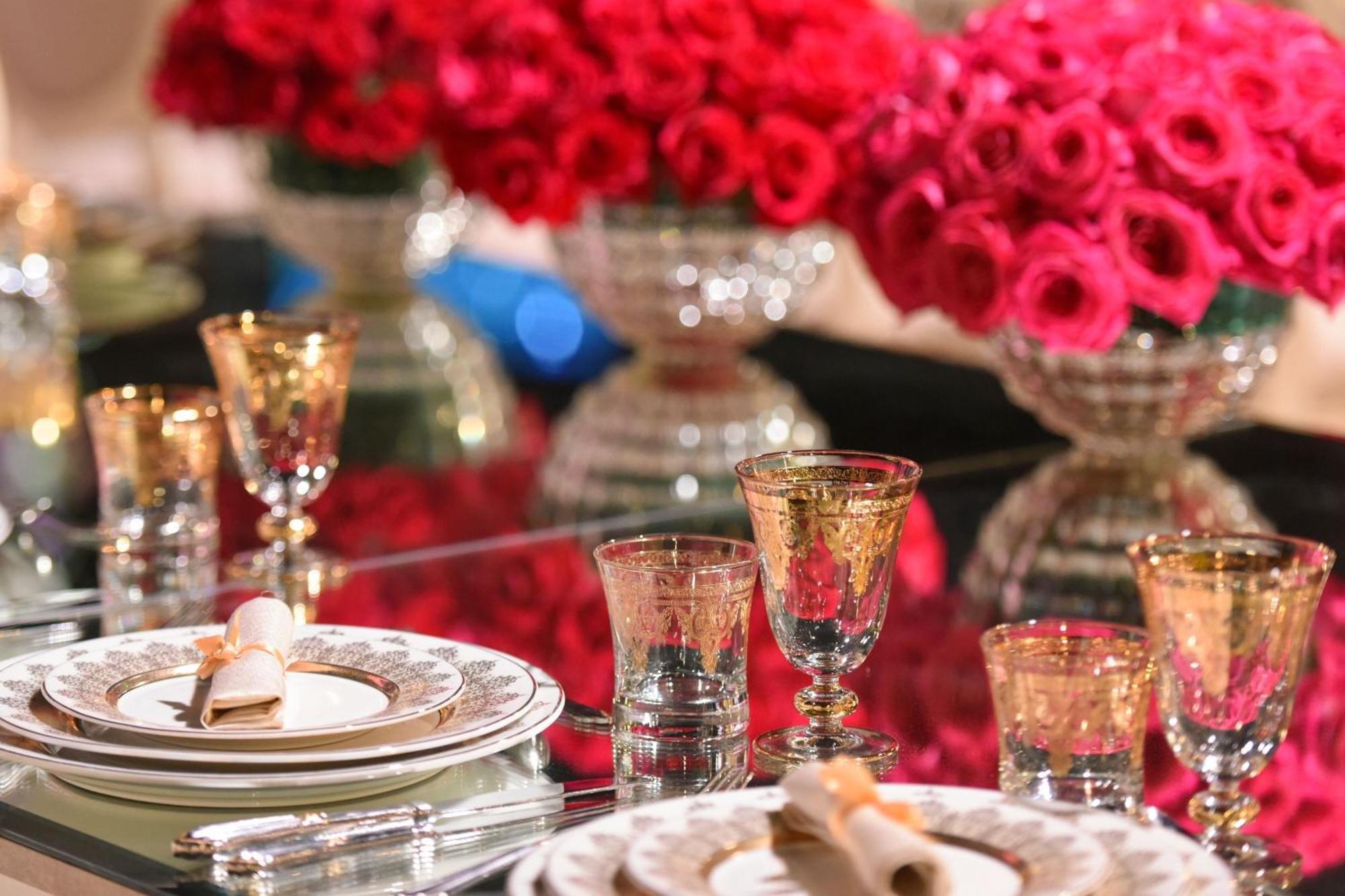 多哈丽思卡尔顿酒店 外观 照片 A table set for a formal dinner