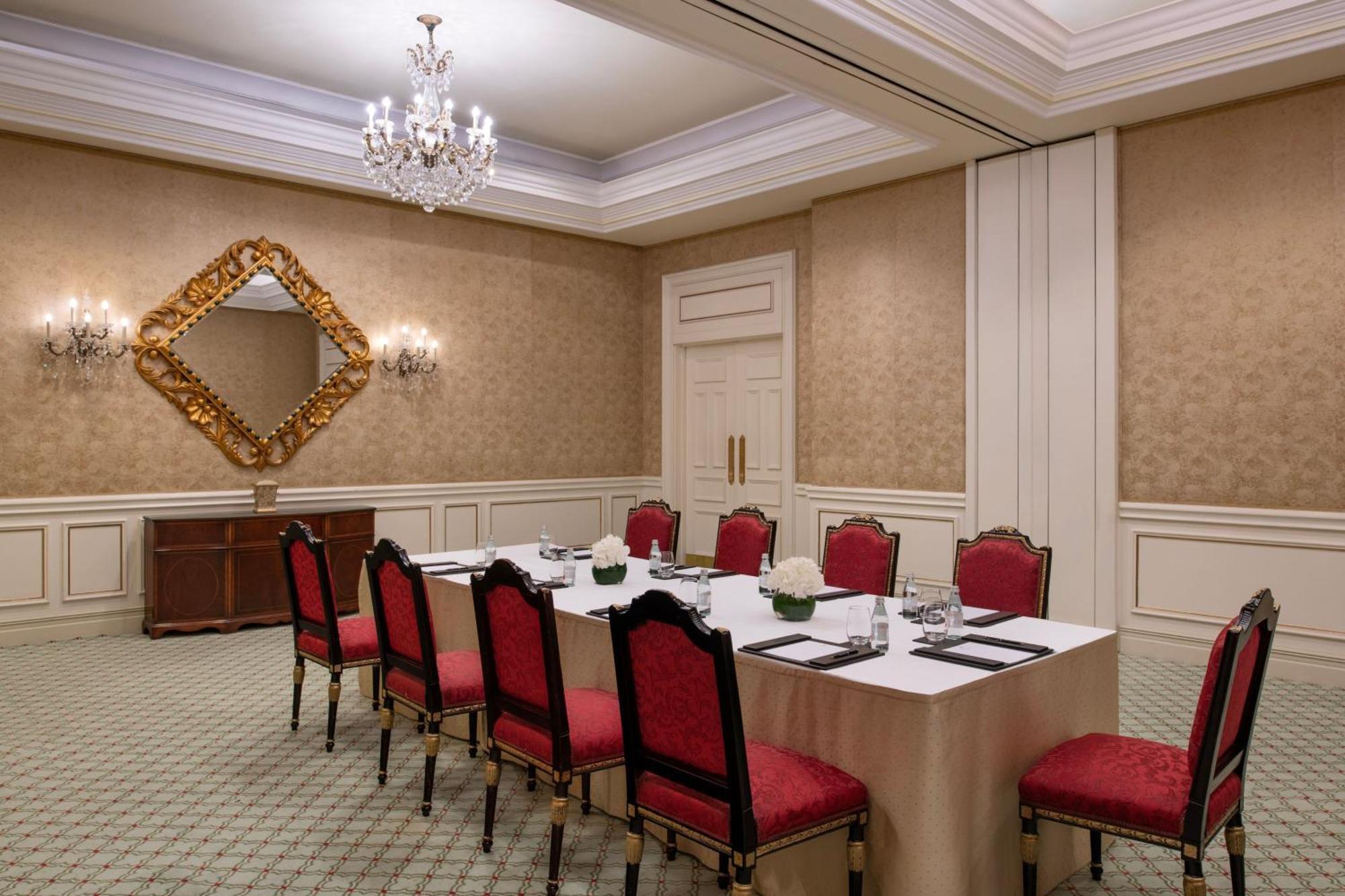 多哈丽思卡尔顿酒店 外观 照片 A boardroom at the Four Seasons Hotel, Mumbai
