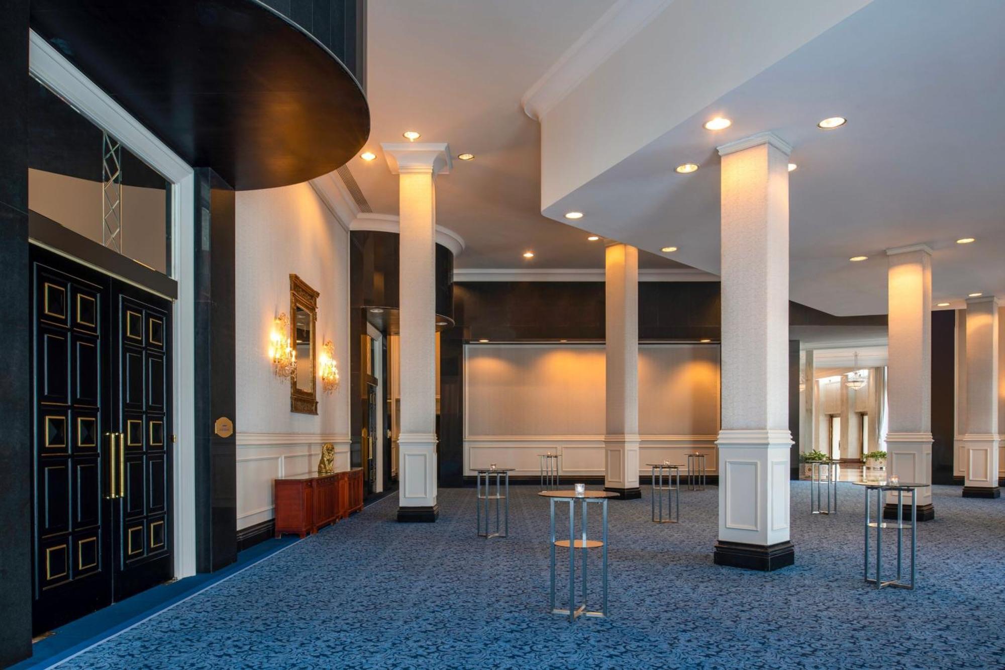 多哈丽思卡尔顿酒店 外观 照片 The foyer of the Berlinale Palast