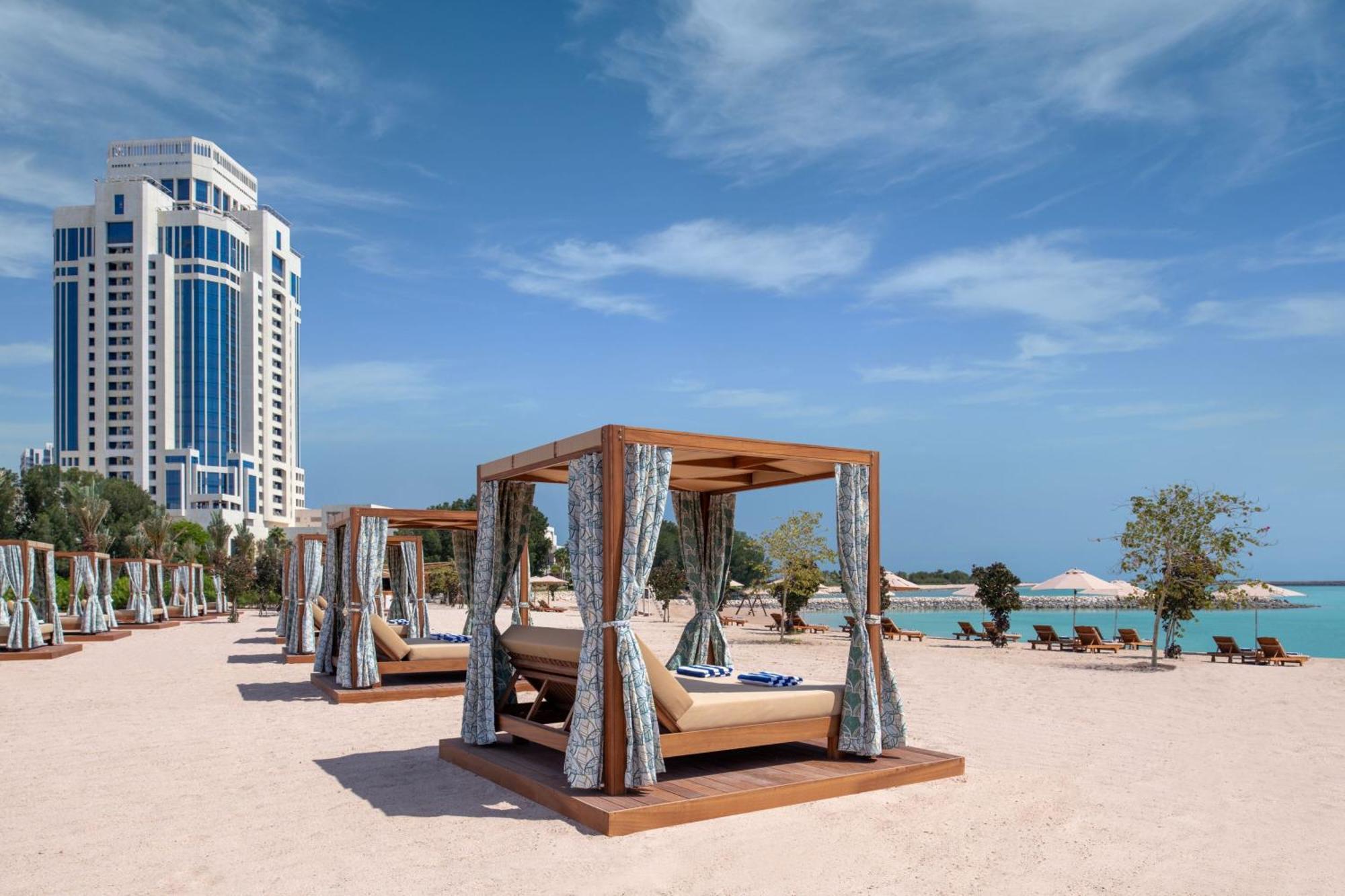多哈丽思卡尔顿酒店 外观 照片 Beach at the hotel