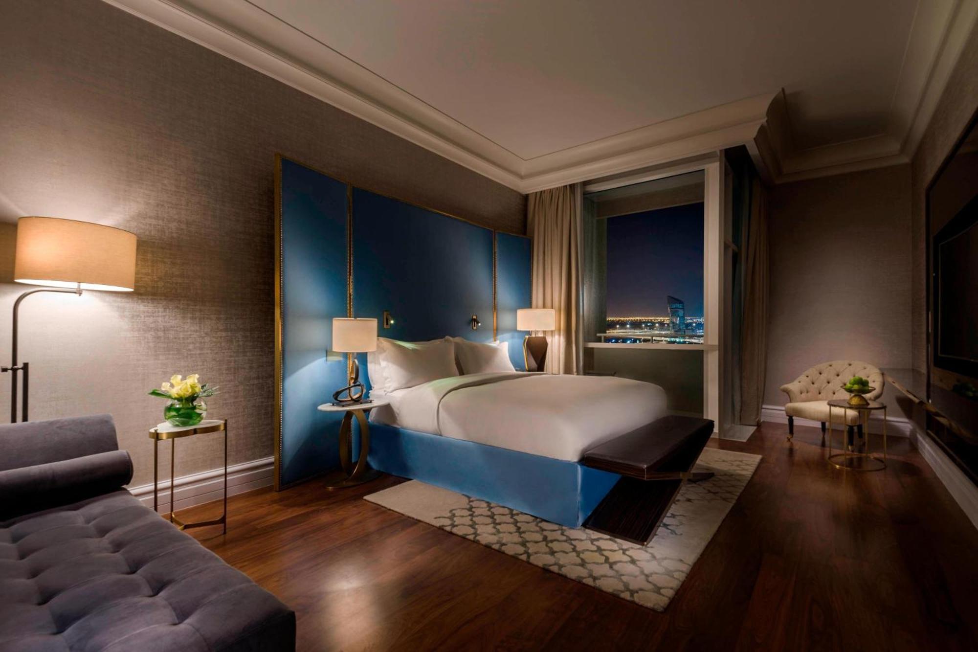 多哈丽思卡尔顿酒店 外观 照片 A bedroom at the Mandarin Oriental, Munich