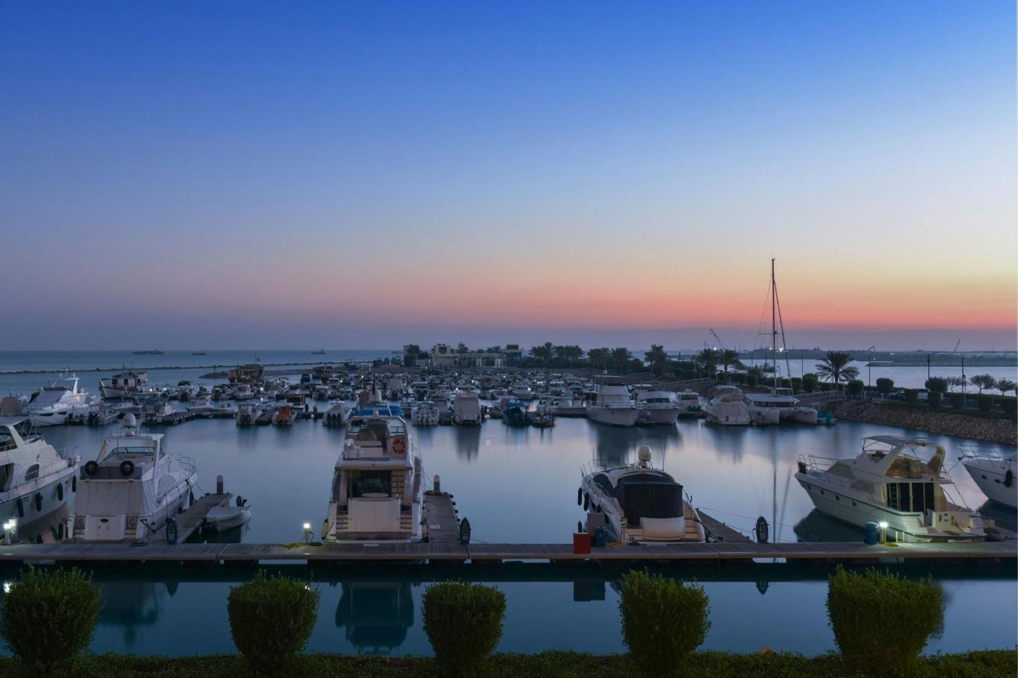 多哈丽思卡尔顿酒店 外观 照片 The port of Rafina